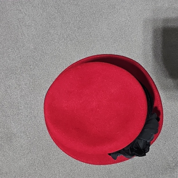 Wool Hat Red With Black Velvet Flowers Sash Ribbon Vintage Vibes - Picture 5 of 10